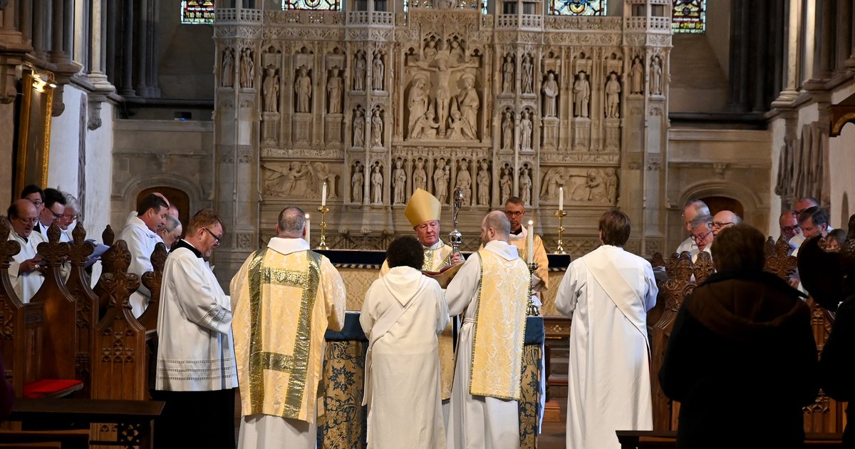 Archbishop leads Chrism Mass at cathedral - Swansea & Brecon Diocese